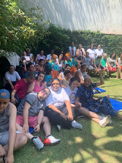 Imagem representando diversos residentes da clinica de reabilitação Nuren durante uma atividade ao ar livre, mostrando a atenção e ambiente acolhedor que a residência oferece.